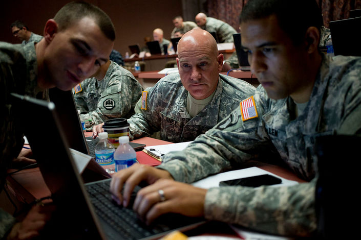 Cyber CCDCOE żołnierze laptop