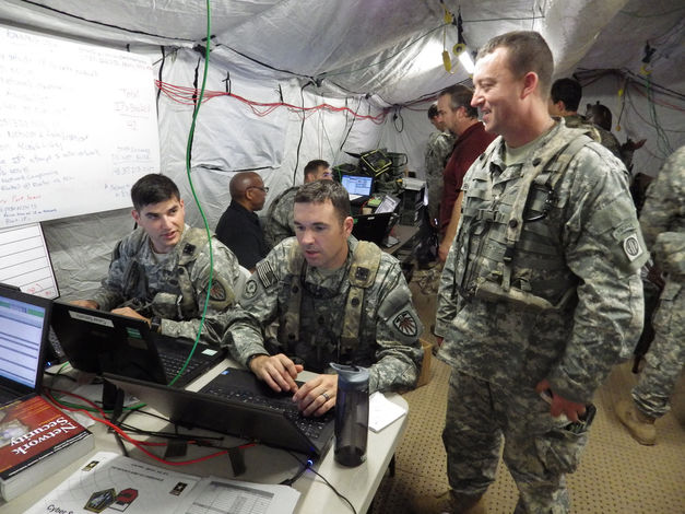 Cyber armia wojna żołnierz komputer