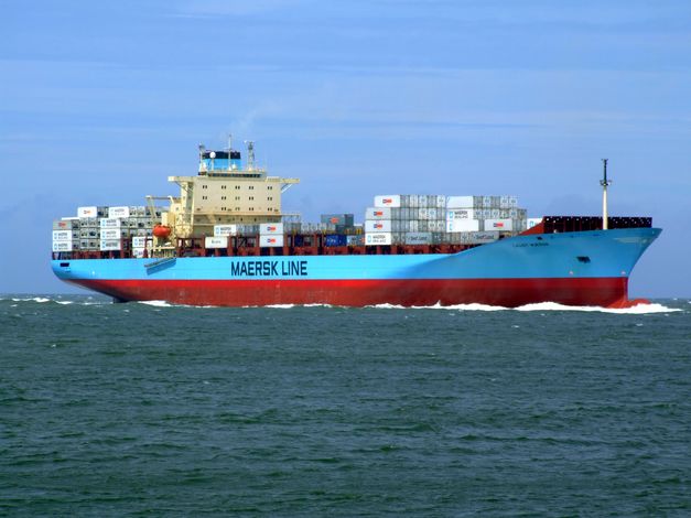 Kontenerowiec firmy Maersk w okolicy portu w Rotterdamie, Holandia