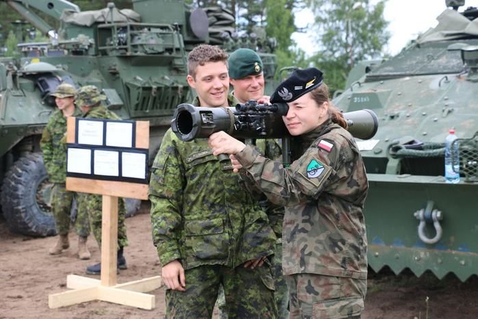 Polski żołnierz podziwia duński sprzęt