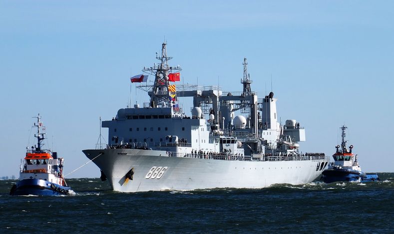 Chiński okręt wpływający do portu