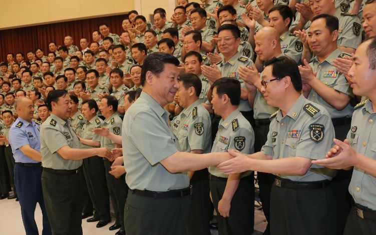 Przewodniczący Komunistycznej Partii Chin Xi Jinping podczas wizyty w dowództwie pekińskiego okręgu wojskowego w lipcu 2013 r.