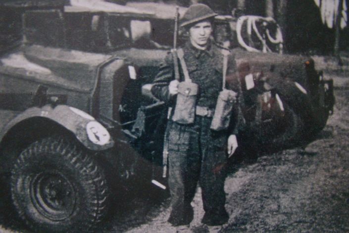 Kanonier Józef Kwidziński w mundurze 1 Dywizji Pancernej