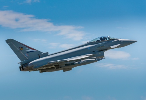 Należący do RAF Eurofighter Typhoon FGR.4 z podwieszonymi bombami Pavewey IV. – fot. BAE System