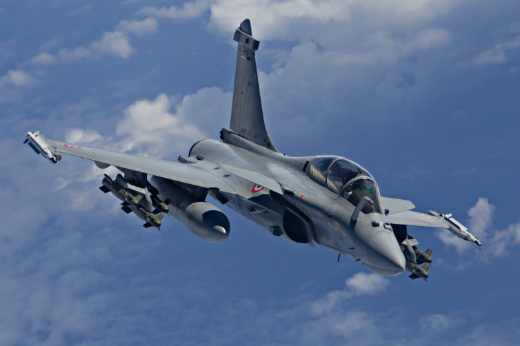 Autorzy raportu zwrócili uwagę na modernizację francuskich myśliwców Rafale. Fot. defense.gouv.fr