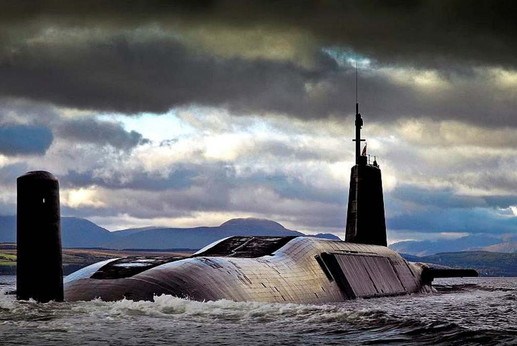 Brytyjczycy zamierzają zwiększyć liczbę posiadanych głowic jądrowych. Na zdjęciu strategiczny okręt podwodny typu Vanguard. Fot. MoD UK.