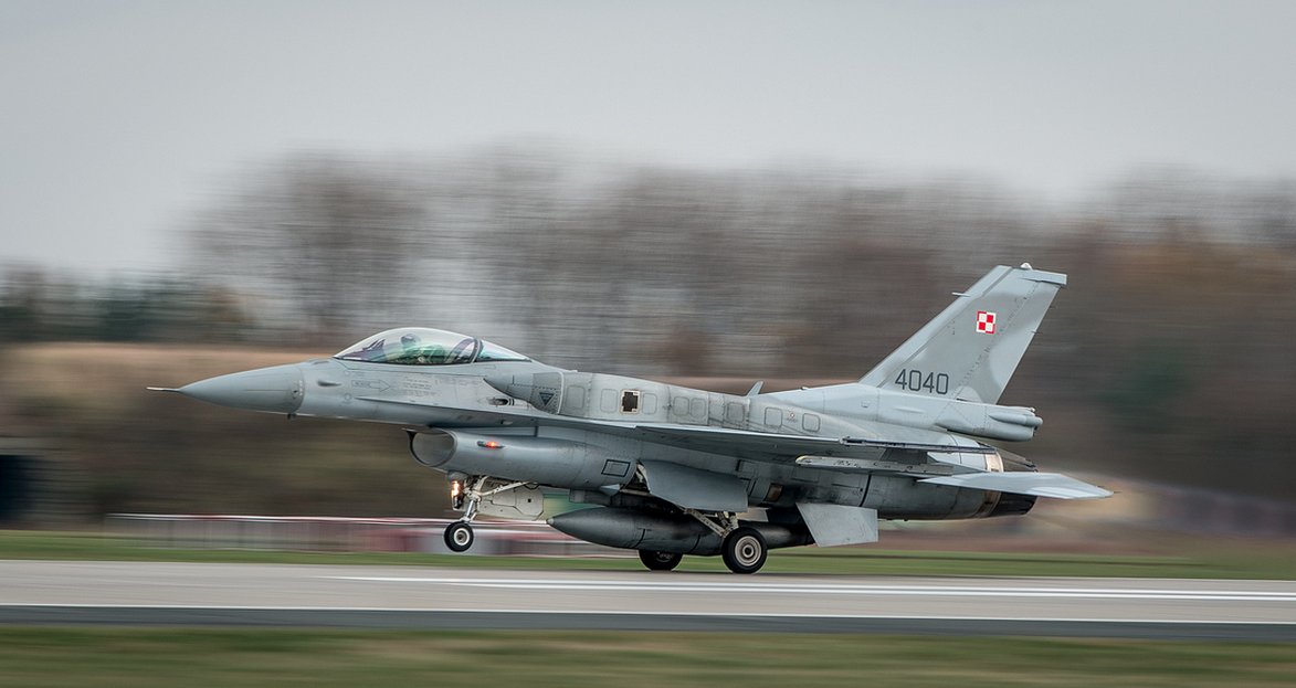 Jednym z klasycznych przykładów sprzętu kupowanego w procedurze FMS są myśliwce F-16. Fot.SSgt Ian Houlding GBR Army/SFJZ13/NATO/flickr