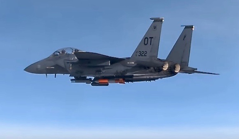 Test bomby B61-12 zrzucanej z samolotu F-15E Strike Eagle - fot. NNSA