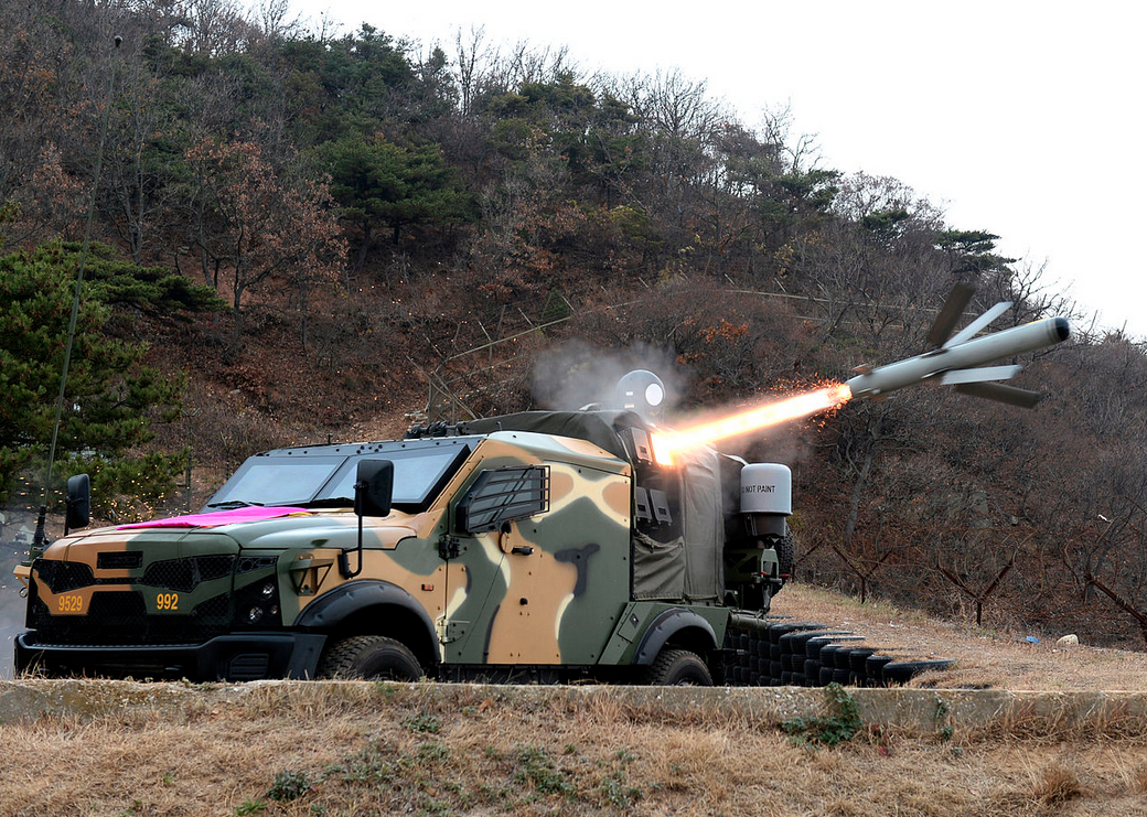 Odpalenie pocisku Spike NLOS z południowokoreańskiego pojazdu SandCat. Fot. Republic of Korea Armed Forces via Wikipedia.