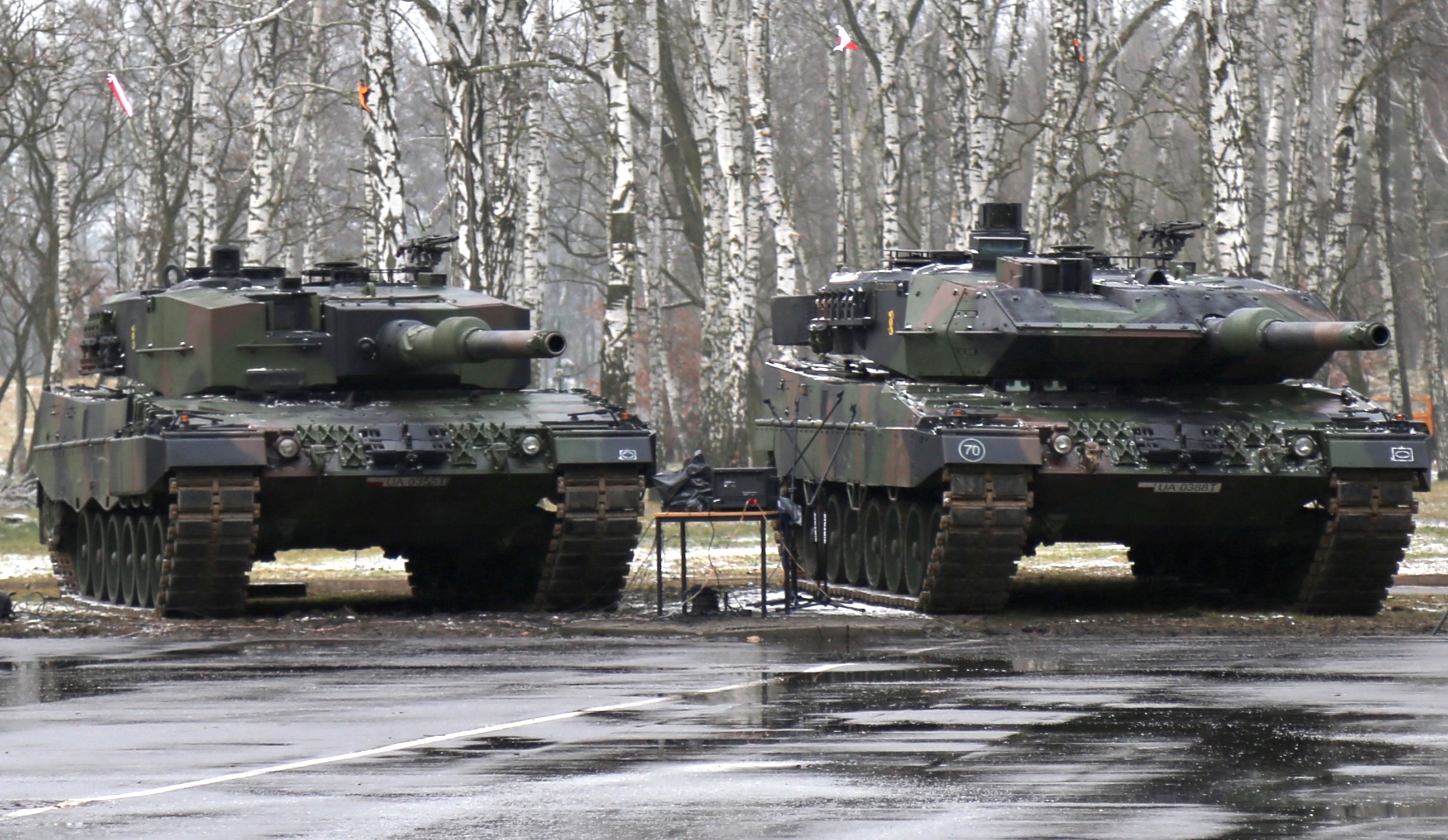 Czołgi Leopard 2A4 (po lewej) i Leopard 2A5 z 1 Warszawskiej Brygady Pancernej w Warszawie-Wesołej. Fot. Rafał Lesiecki / Defence24.pl