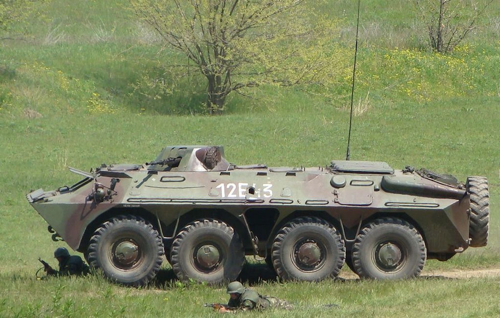 Rumuński kto TAB-77, konstrukcyjnie oparty na radzieckim BTR-70. Nowe kto zastąpią m.in. wozy tego typu. Fot. locotenent Bogdan Rădulescu/Wikimedia, CC BY-SA 3.0