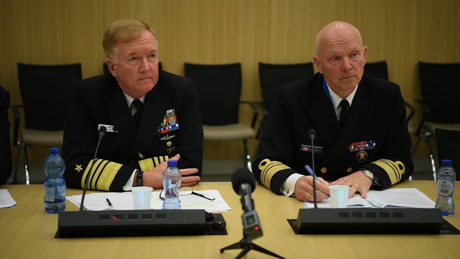 Dowódca JFC w Neapolu adm. James Foggo z USA (z lewej) oraz przedstawiciel wojskowy Norwegii przy NATO wiceadm. Ketil Olsen. Fot. NATO