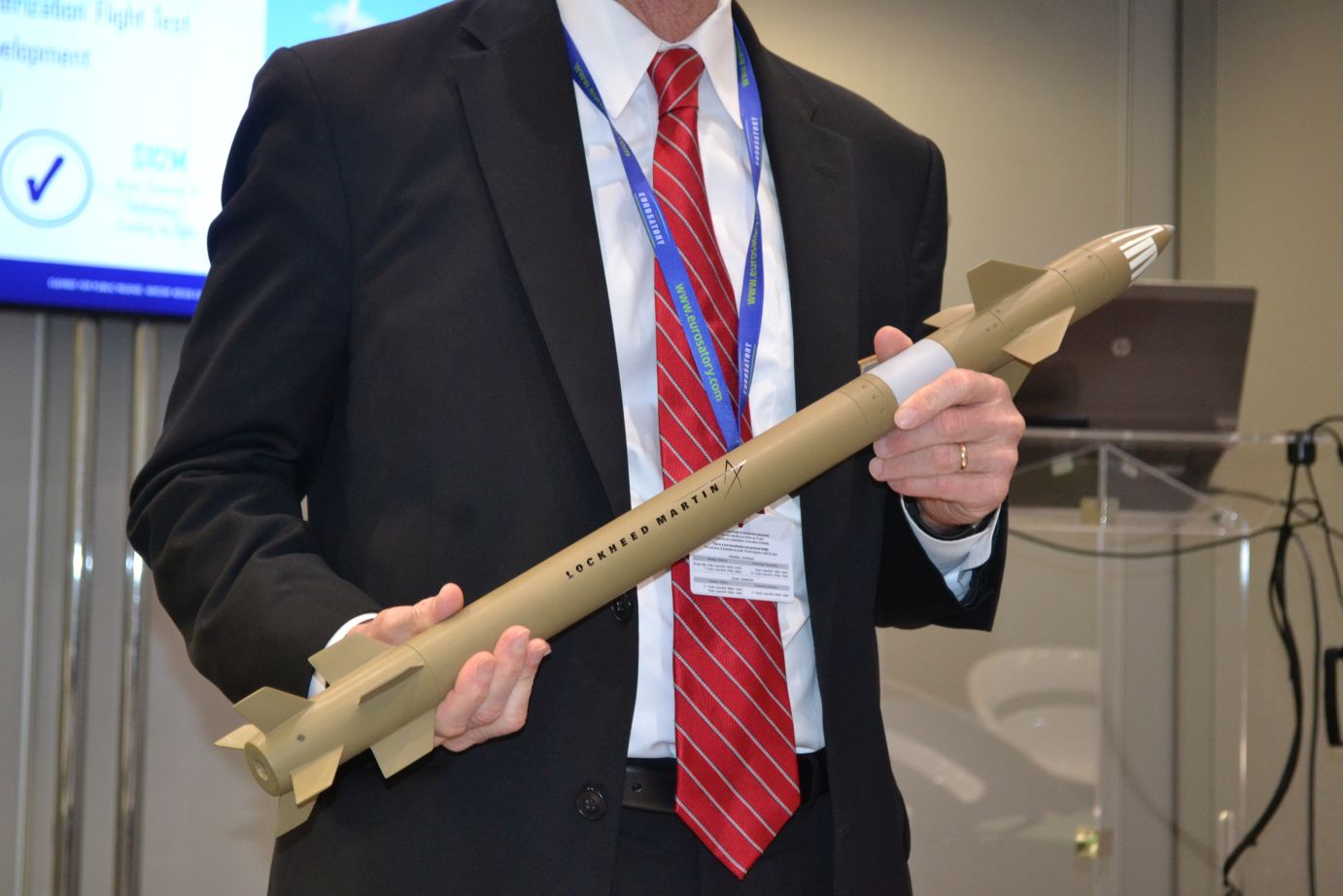 Pełnowymiarowy model rakiety MHTK, która ma służyć przede wszystkim do zwalczania pocisków z artylerii lufowej i rakietowej oraz moździerzy. Fot. M.Dura