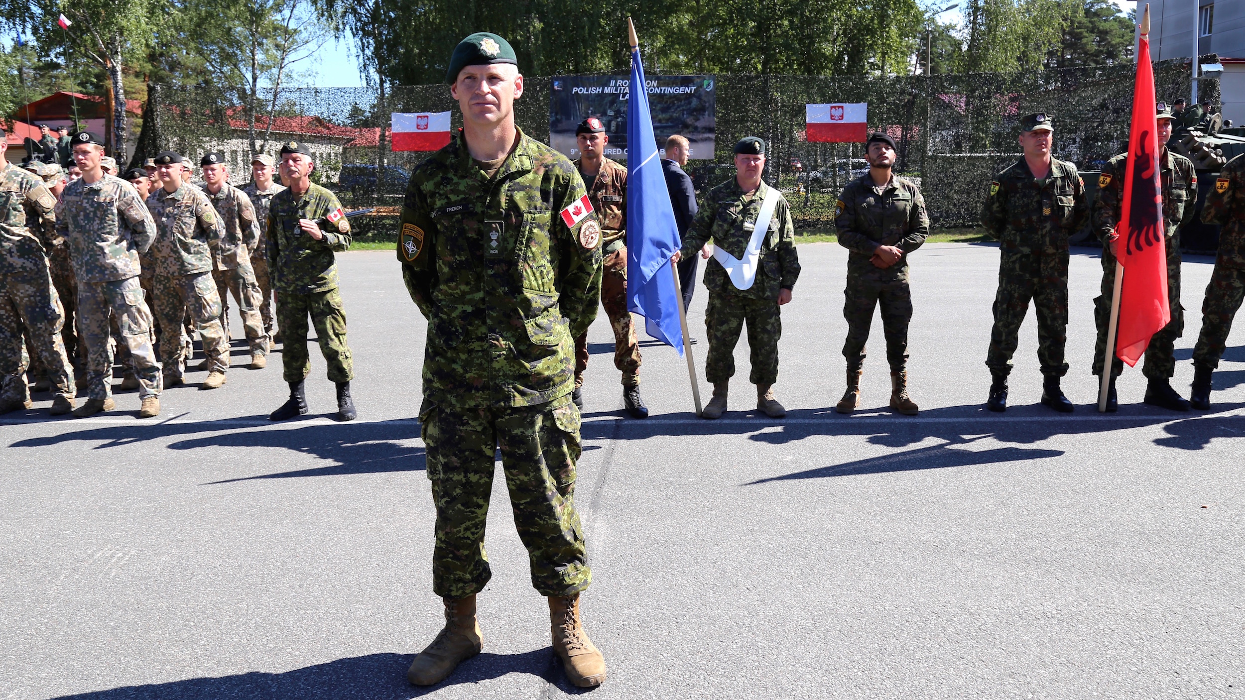 Dowódca batalionu NATO na Łotwie ppłk Sean French przed frontem szyku swoich żołnierzy. Fot. Rafał Lesiecki / Defence24.pl