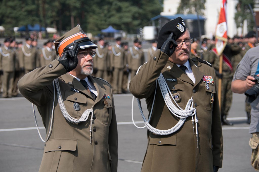 Od lewej: płk Artur Pikoń i gen. bryg. Dariusz Parylak. Fot. kpt. Katarzyna Sawicka/szer. Natalia Wawrzyniak/10 BKPanc.