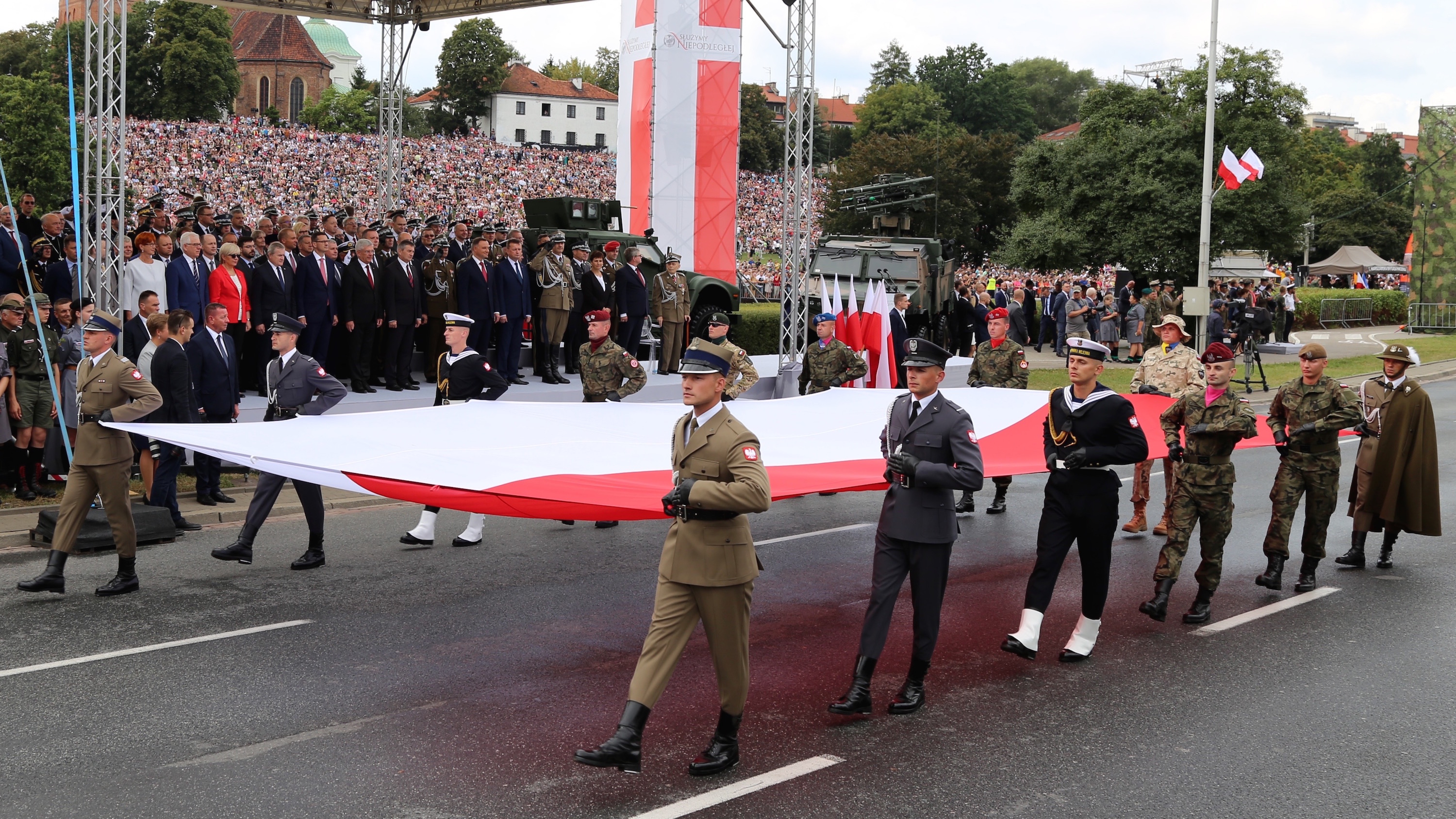 Defiladę otwierali żołnierze niosący dużych rozmiarów biało-czerwoną flagę. Fot. Rafał Lesiecki / Defence24.pl