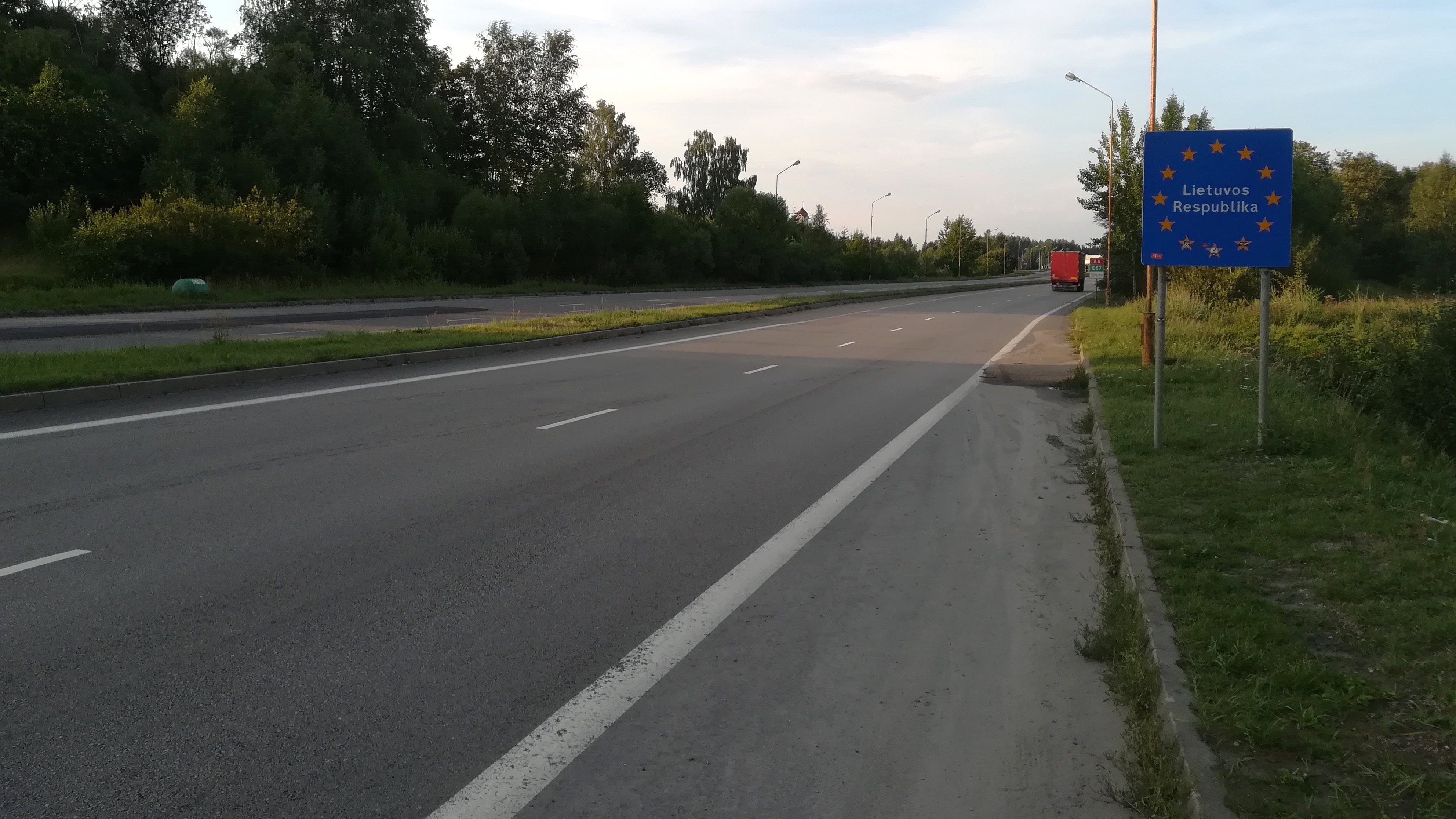 Droga krajowa łącząca Polskę z Litwę w rejonie dawnego przejścia granicznego w Budzisku. Rafał Lesiecki / Defence24.pl