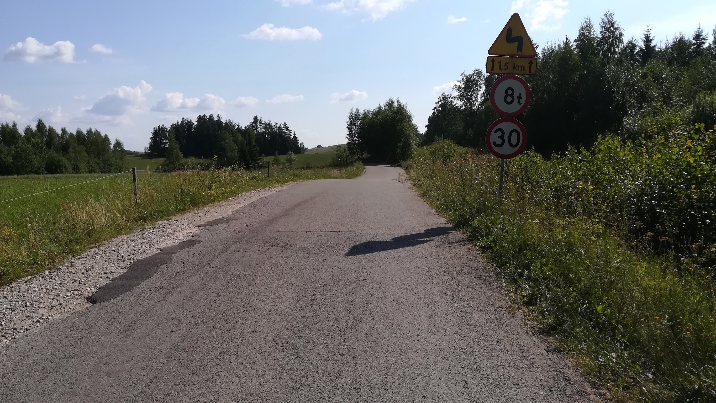 Jedna z dróg gminnych łączących Polskę i Litwę. Znaki drogowe wskazują m.in. na ograniczenia dopuszczalnej masy całkowitej pojazdów do ośmiu ton. Fot. Rafał Lesiecki / Defence24.pl