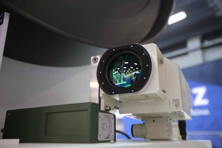 Kamera termowizyjna KLW-1E – jedna z kamer wchodząca w skład zestawu dla Leopard 2A4. Fot. Marta Rachwalska / Defence24.pl
