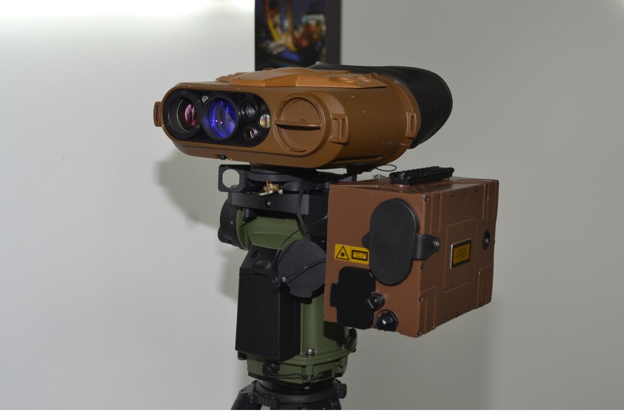 Widoczny z przodu zestaw obserwacyjny z systemem pozycjonowania STERNA, lornetką JIM Compact oraz wskaźnikiem laserowym celu DHY 208. Fot. M.Dura