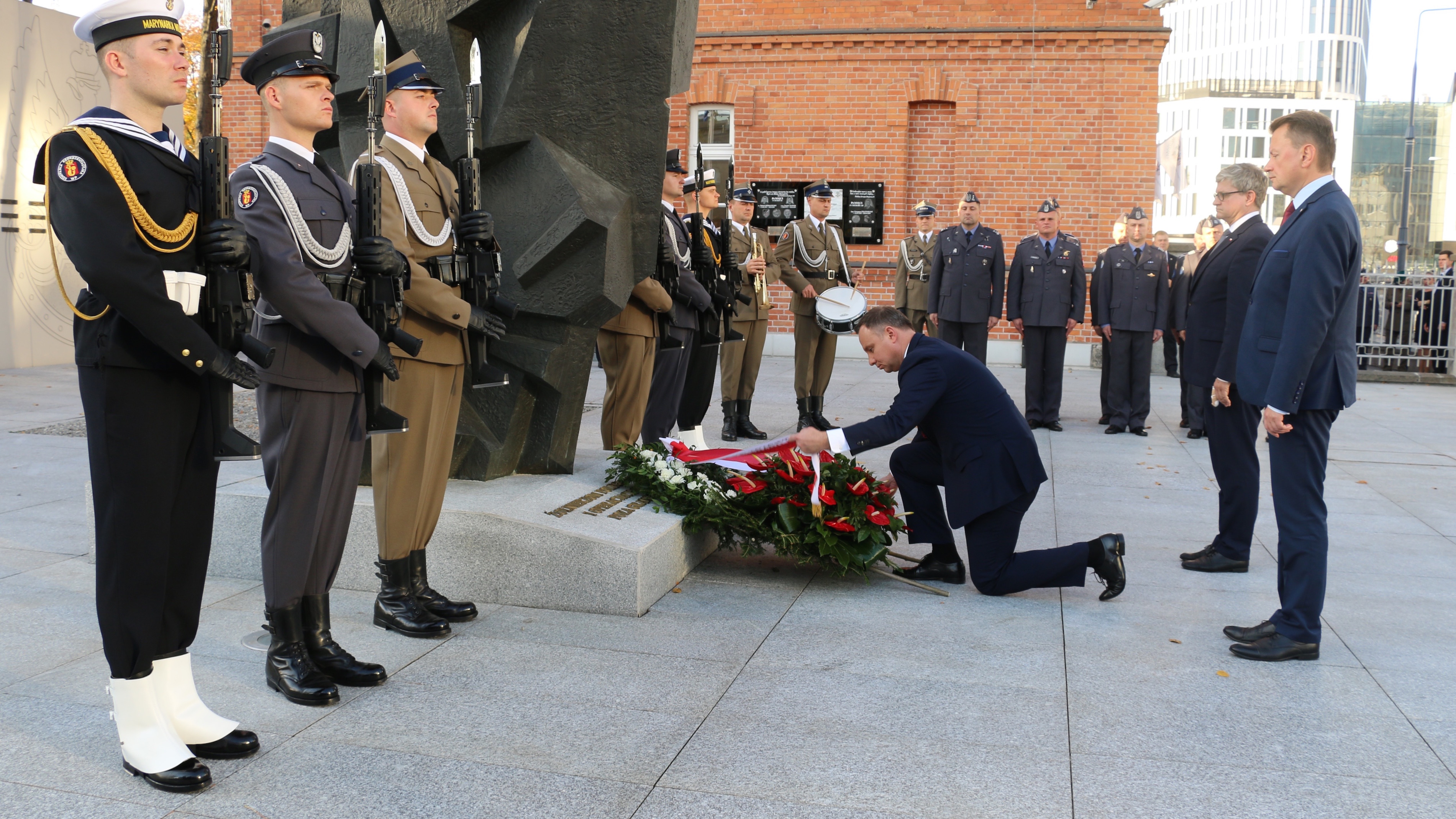 Prezydent Andrzej Duda składa wieniec przed pomnikiem żołnierzy poległych na misjach zagranicznych. Fot. Rafał Lesiecki / Defence24.pl