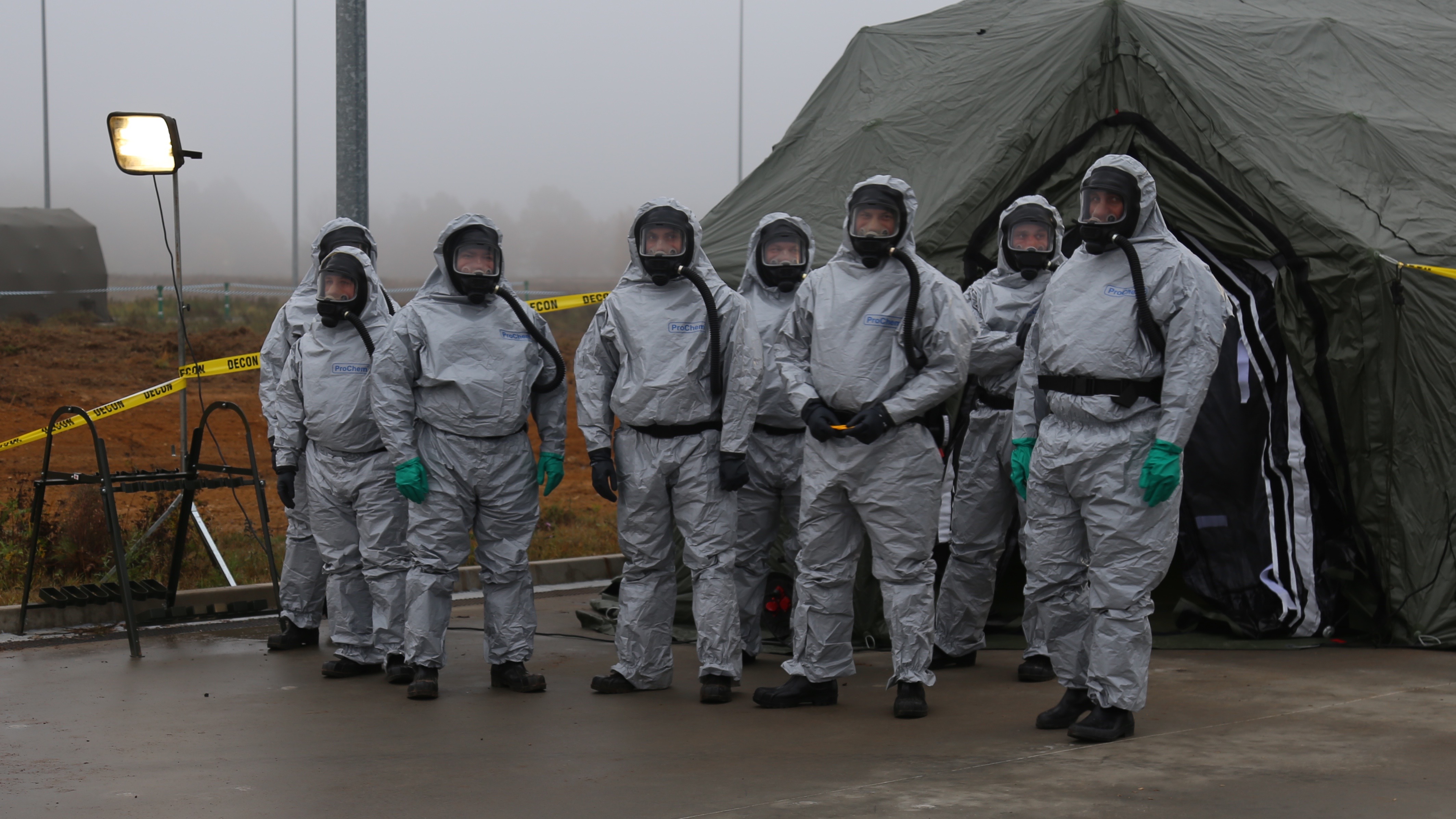 Żołnierze z Centrum Reagowania Epidemiologicznego Sił Zbrojnych w oczekiwaniu na 