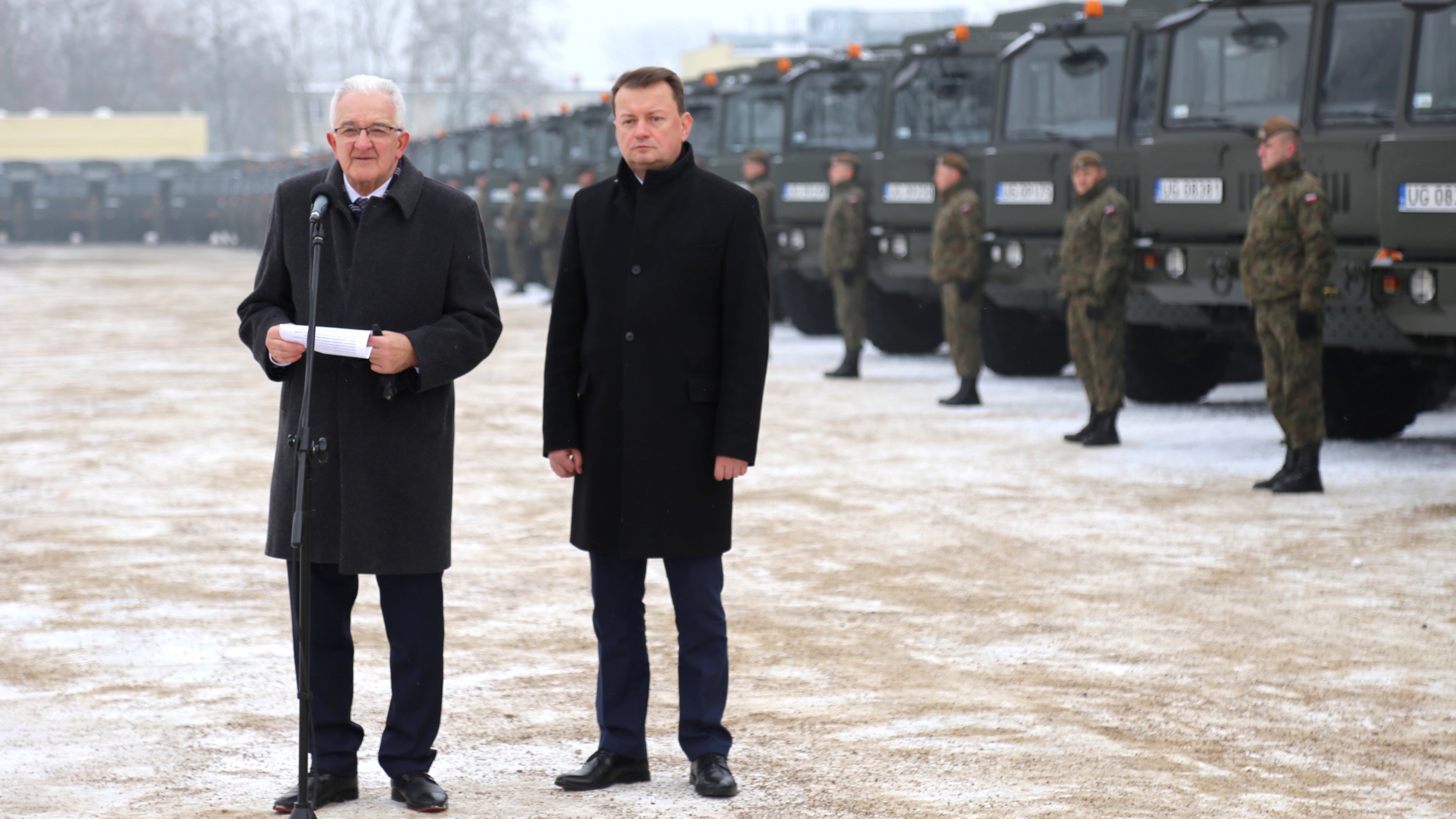 P.o. prezes Jelcz sp. z o.o. Leon Szuturma (z lewej) i szef MON Mariusz Błaszczak. Fot. Rafał Lesiecki / Defence24.pl
