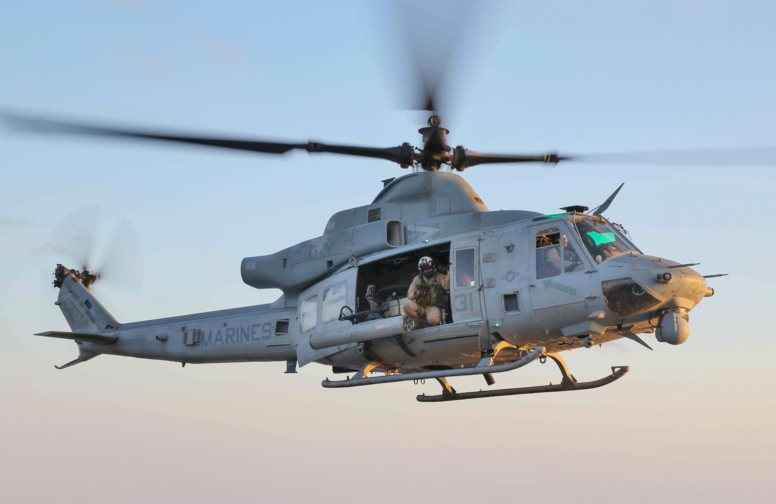 UH-1Y Venom z dobrze widocznym uzbrojeniem i głowica optoelektroniczną. Fot. US Marines