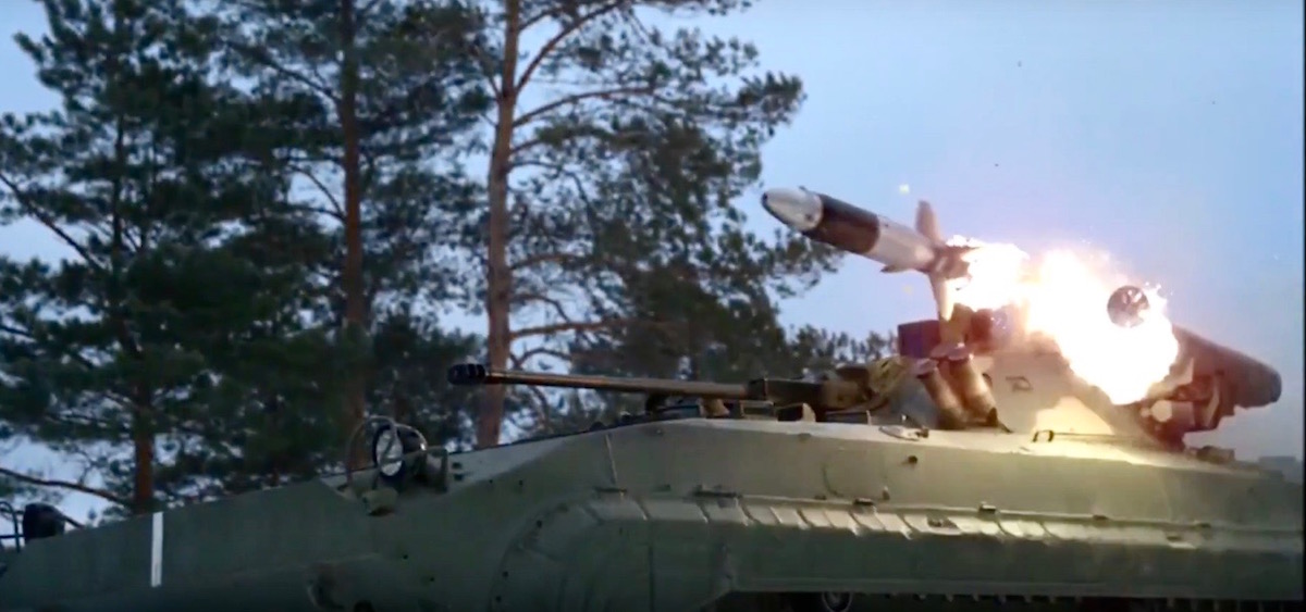 Odpalenie pocisku 9M133 Kornet przez BMP-2M. Fot. kbptula.ru
