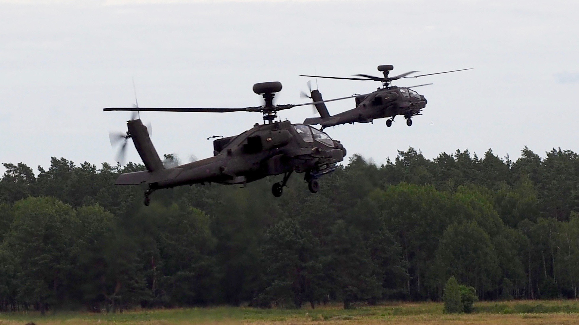 Brytyjskie śmigłowce Apache na poligonie w Orzyszu. AH-64E Apache Guardian jest faworytem w programie Kruk.Fot. J.Sabak