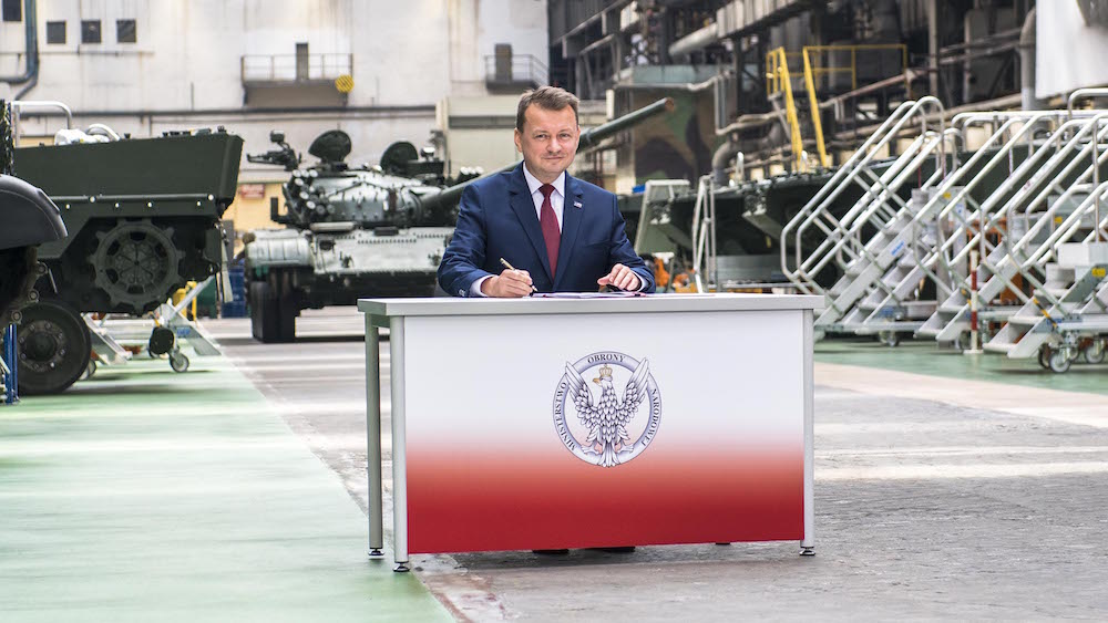 Minister Mariusz Błaszczak podpisuje umowę na modyfikację czołgów T-72. Fot. Mirosław Mróz / Defence24.pl.