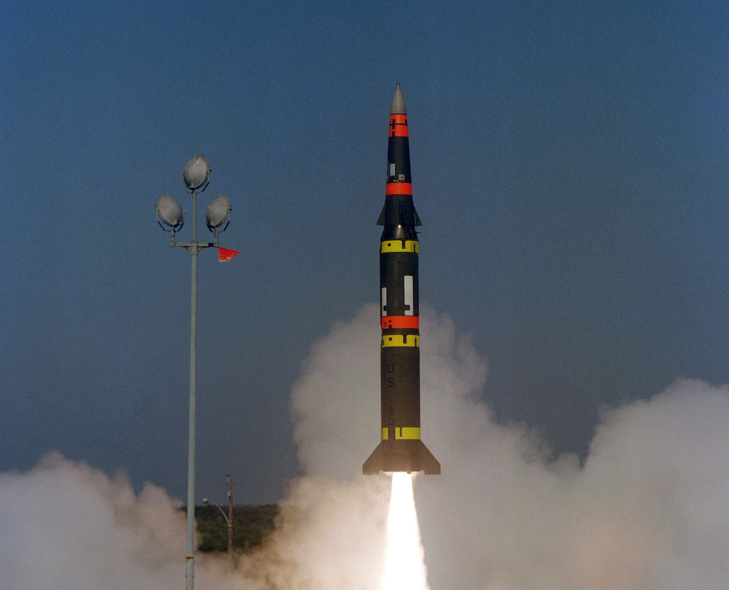 Rozmieszczenie w Europie rakiet Pershing II (na zdjęciu -strzelanie próbne w USA) wywołało w Niemczech ostre protesty. Fot. US DoD/Wikimedia Commons.