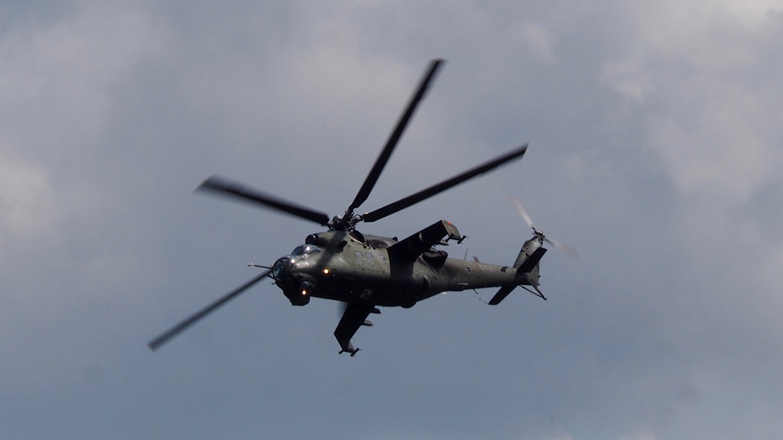Śmigłowce Mi-24W mogą się dobrze prezentować na pokazach, ale ich możliwości bojowe są bardzo ograniczone. Fot. J.Sabak