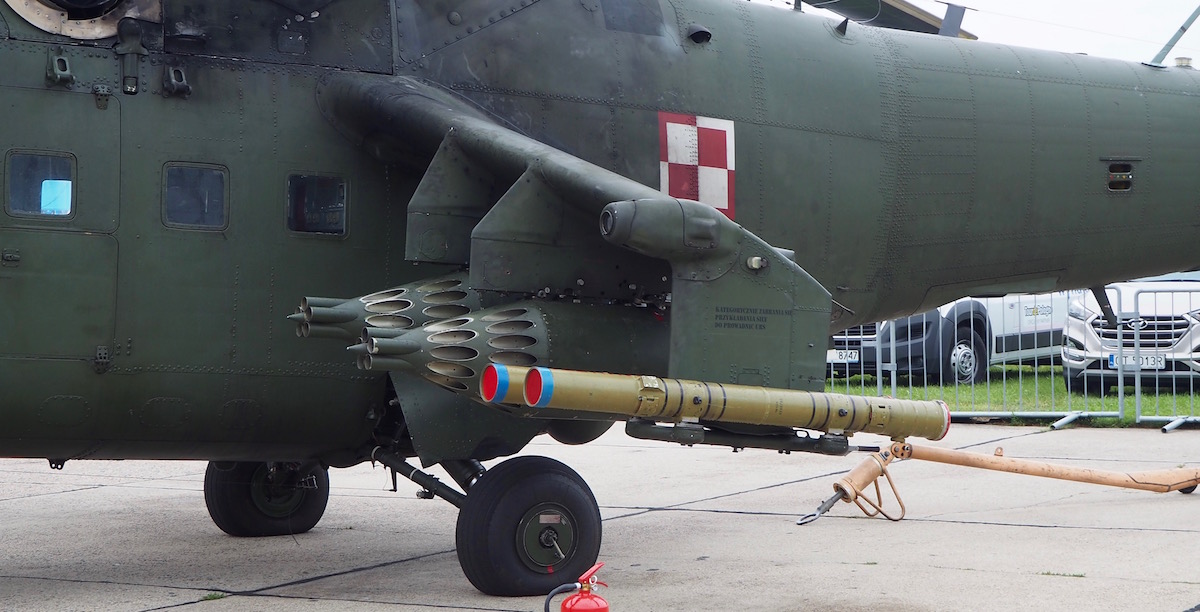 Polskie śmigłowce Mi-24 można czasem zobaczyć z pociskami 9K114 Szturm, ale od lat są to tylko ćwiczebne atrapy. Oprócz nich na belkach widać wyrzutnie rakiet kalibru 57 mm. Fot. j.Sabak