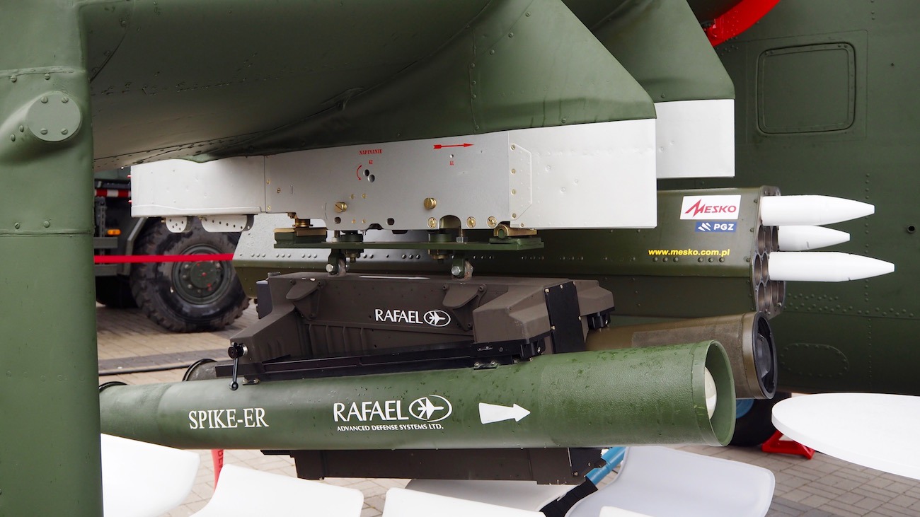 Demonstracja możliwości podwieszenia pocisków Spike-ER/ER2 oraz LR/LR2 pod śmigłowcem Mi-24. W tle niekierowane rakiety 70 mm firmy Mesko. Fot. J.Sabak