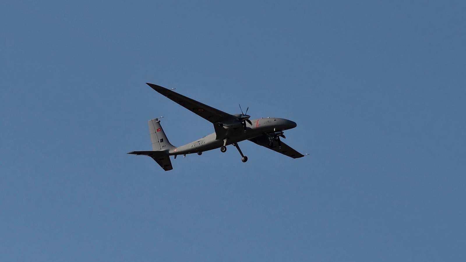 Bezzałogowiec HALE Baykar Akinci napędzany dwoma silnikami AI-450 podczas pierwszego lotu. Fot. Baykar Defence