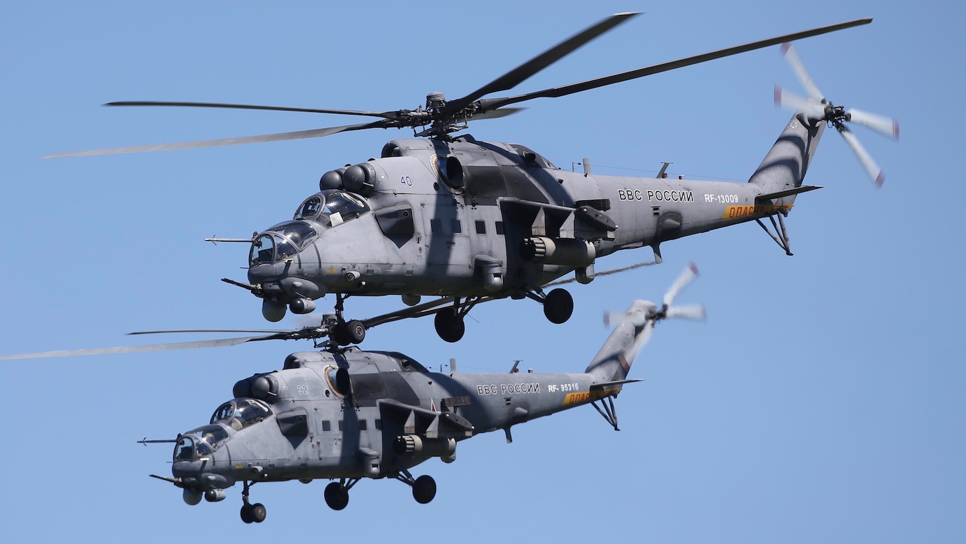 Para rosyjskich Mi-35M. Dobrze widoczne głowice i zasobniki na końcach skrzydeł kryjące elementy systemu aktywnej ochrony L370 Witebsk. Fot. Russian Helicopters