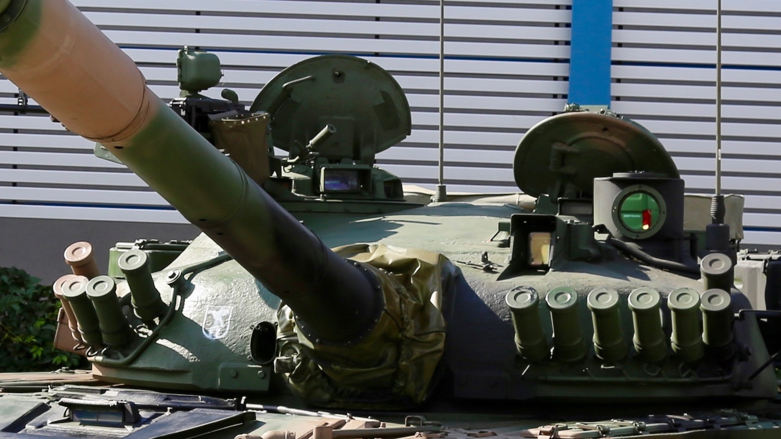 Wieża zmodyfikowanego T-72M1R wyposażonego w przyrządy obserwacyjne PCO, w tym kamerę termowizyjną. Fot. J.Sabak/Defence24.pl.