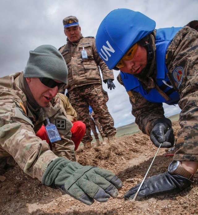 Amerykański i mongolski żołnierz podczas ćwiczeń Khaan Quest 2016. Fot. US Army