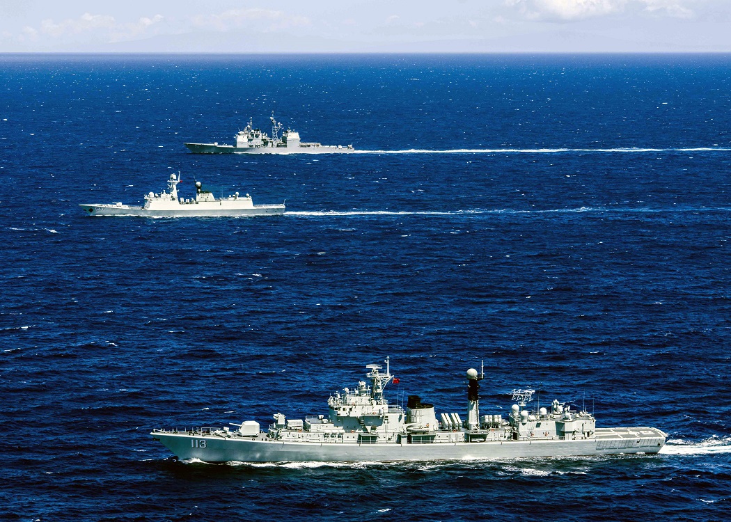 Różne generacje chińskich okrętów: niszczyciel „Qingdao” (DDG 113) typu 052 wprowadzony w 1996 roku i fregata „Linyi” (FFG 547) typu 054A wprowadzona w 2012 roku w czasie ćwiczeń na Pacyfiku 9 września 2013 roku z krążownikiem amerykańskim USS „Lake Erie” (CG 70) typu Ticonderoga z 1993 roku. Fot. US Navy