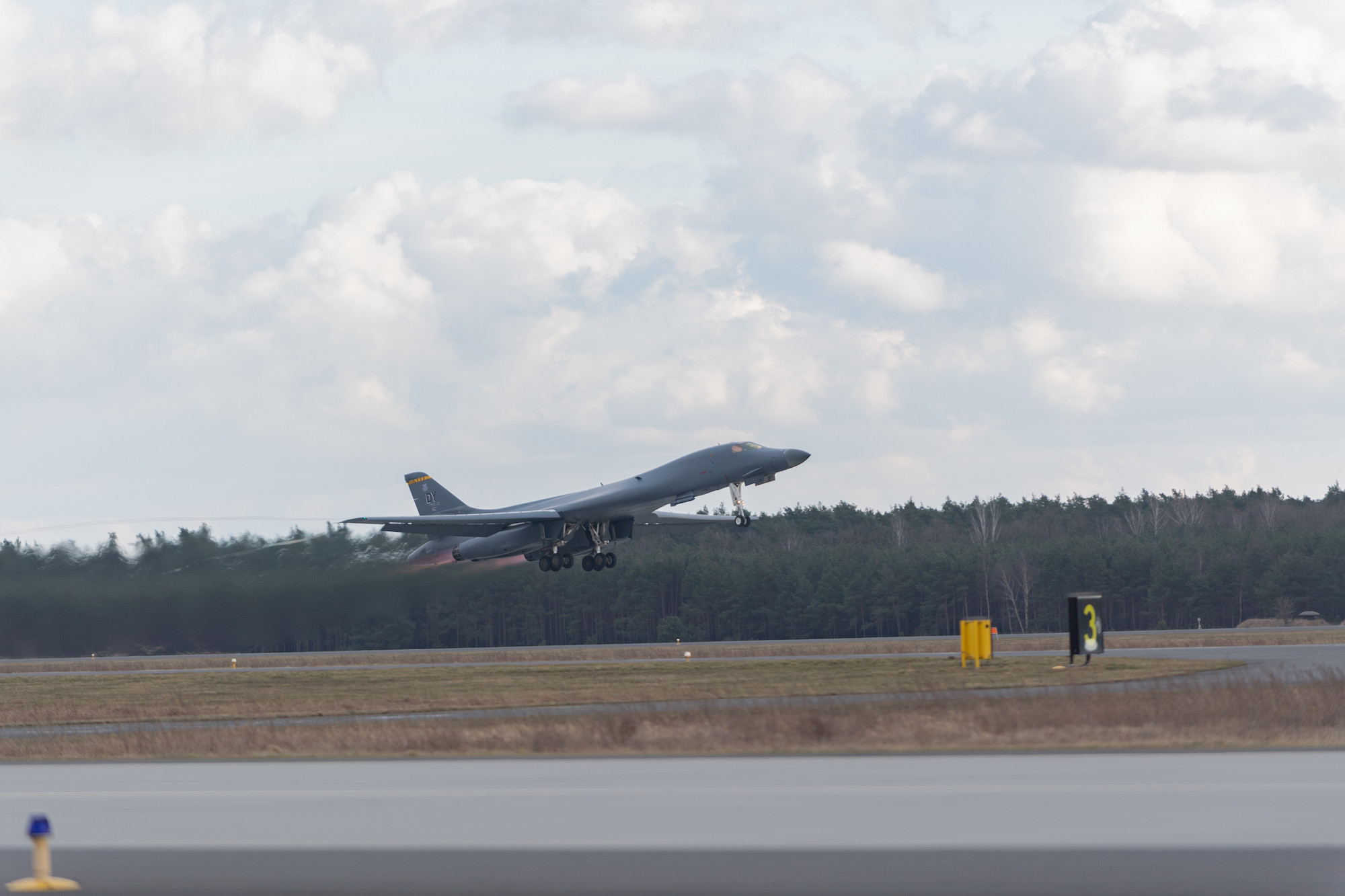 B-1B startuje z Powidza po uzupełnieniu paliwa. Fot. Senior Airman John R. Wright/USAF.