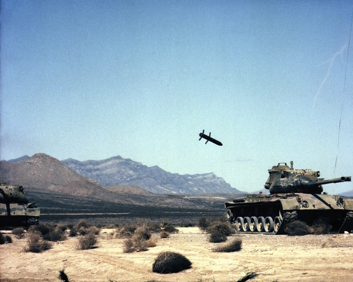 Pocisk Copperhead tuż przed uderzeniem  w cel ćwiczebny, czołg m47 Patton. Fot. U. S. Army