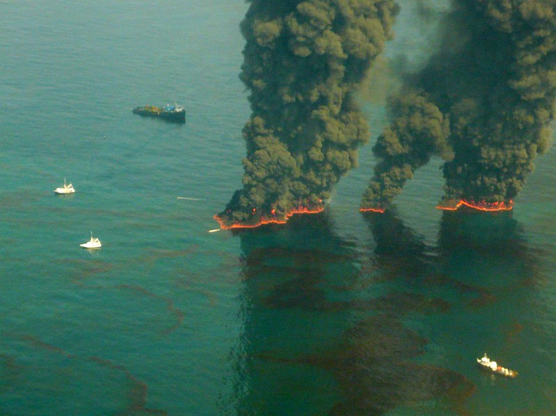 Kontrolowane wypalanie ropy, która wyciekła do Zatoki Meksykańskiej. Fot. Deepwater Horizon Response / Flickr