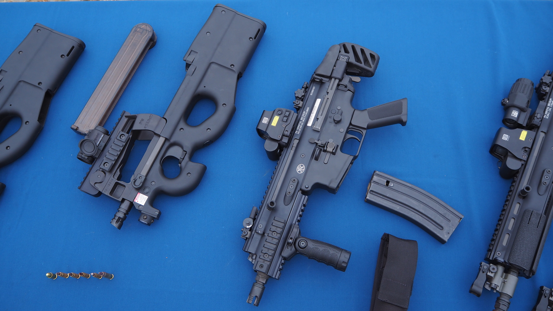 Porównanie wymiarów pistoletu maszynowego FN P90 (po lewej) i subkarabinka SCAR-SC (po prawej) pokazuje jak zwarta jest to broń, przy sile ognia jaką daje amunicja 5,56 mm lub .300 BLK. Fot. J.Sabak