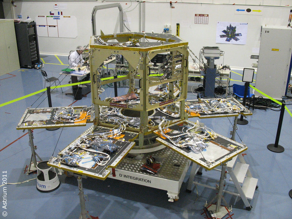 Okablowanie platformy satelitarnej satelity SPOT 6. Fot. Airbus Defence & Space